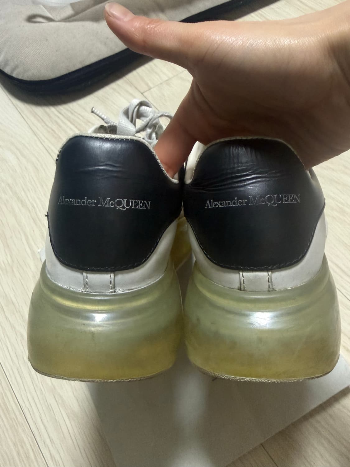 알렉산더맥퀸 오버솔 스니커즈 화이트 240 상품이미지3