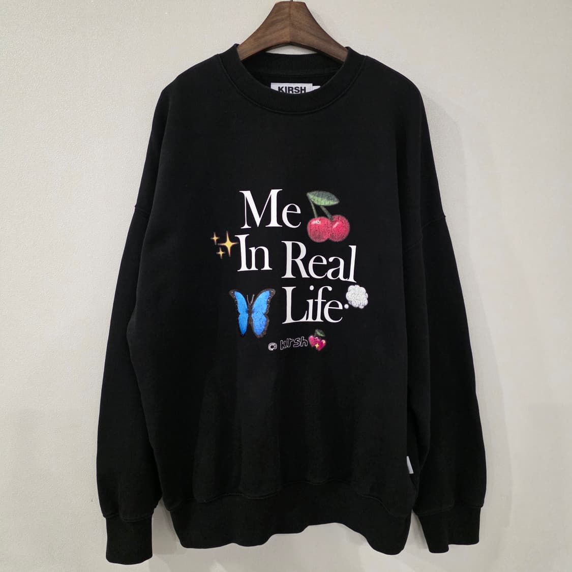 키르시 미 인 리얼 라이프 블랙 맨투맨 상품이미지1