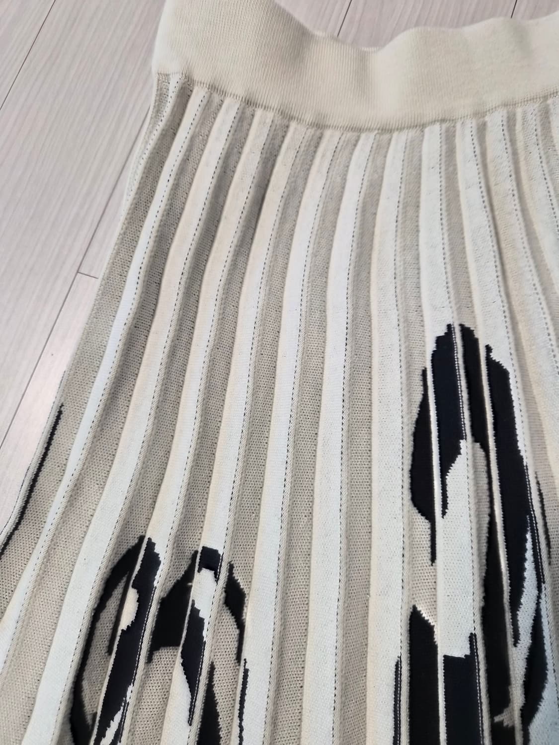 나이스클랍 유니크한 숫자 패턴 니트 플리츠 롱스커트 상품이미지4