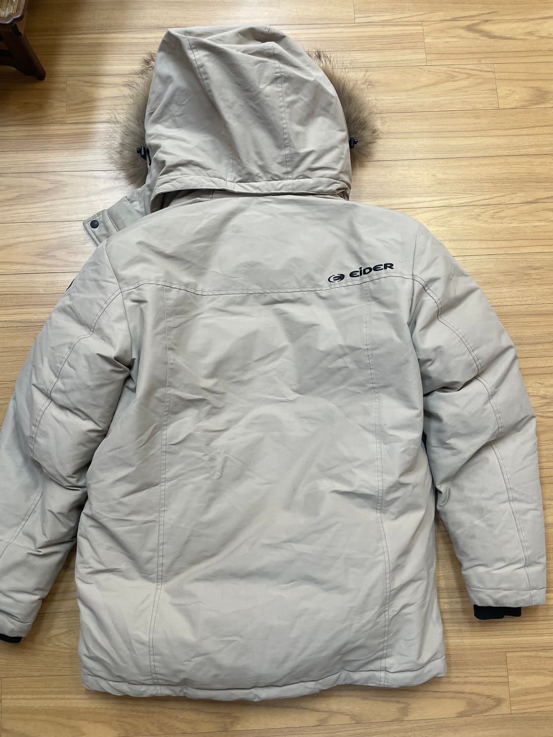 아이더 베이지색 패딩 XL 사이즈입니다. 
후드에 털이 달려있어 따뜻해보 상품이미지2