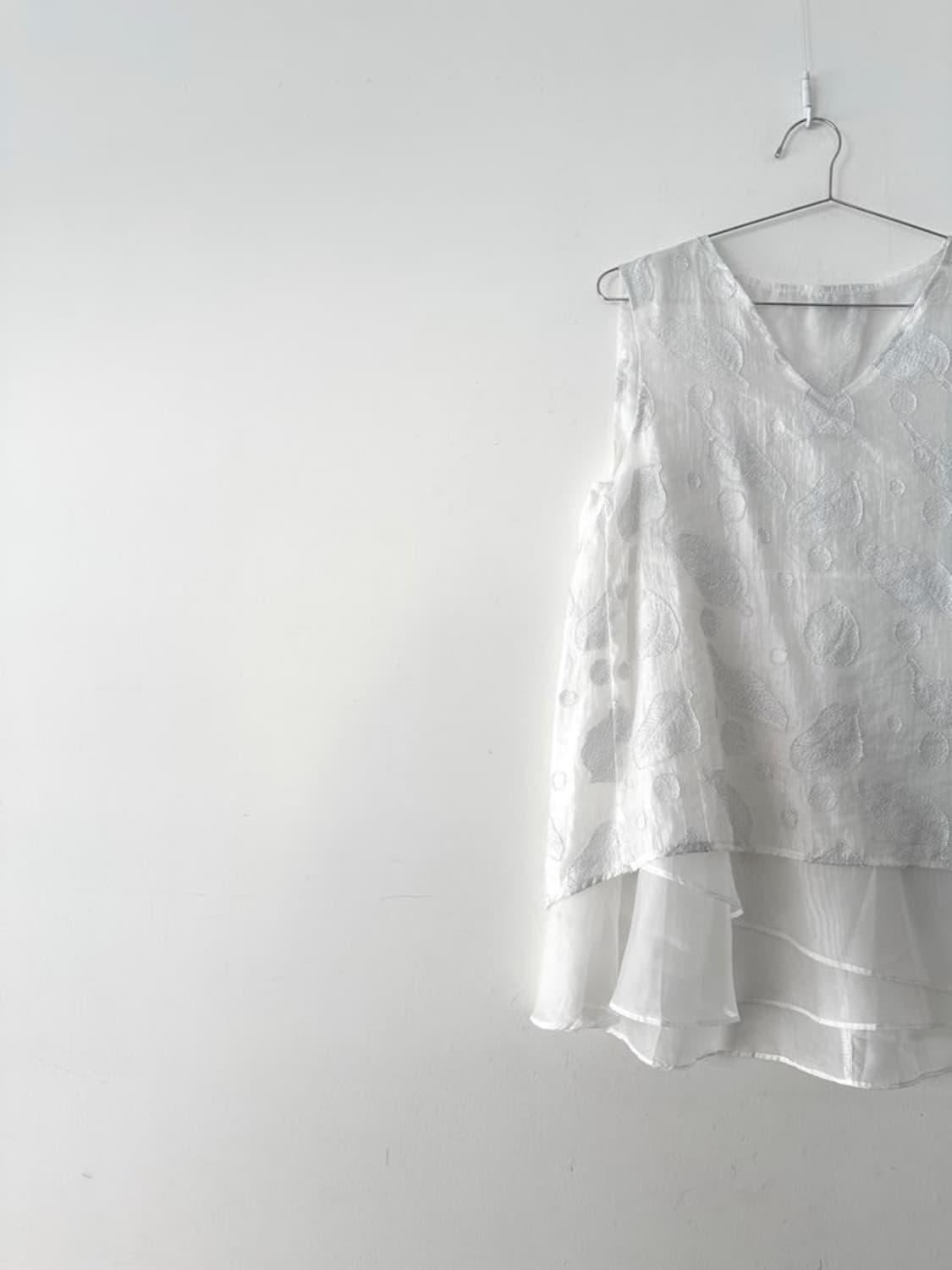 Leaf embroidery sleeveless blouse 상품이미지2