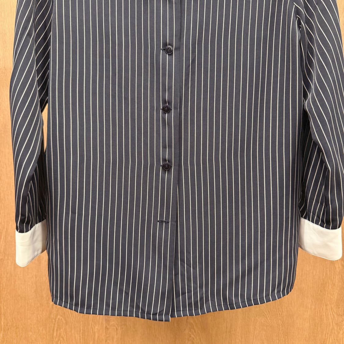 버버리 스트라이프 긴팔 셔츠 화이트 배색 카라 디테일 블랙 상품이미지5