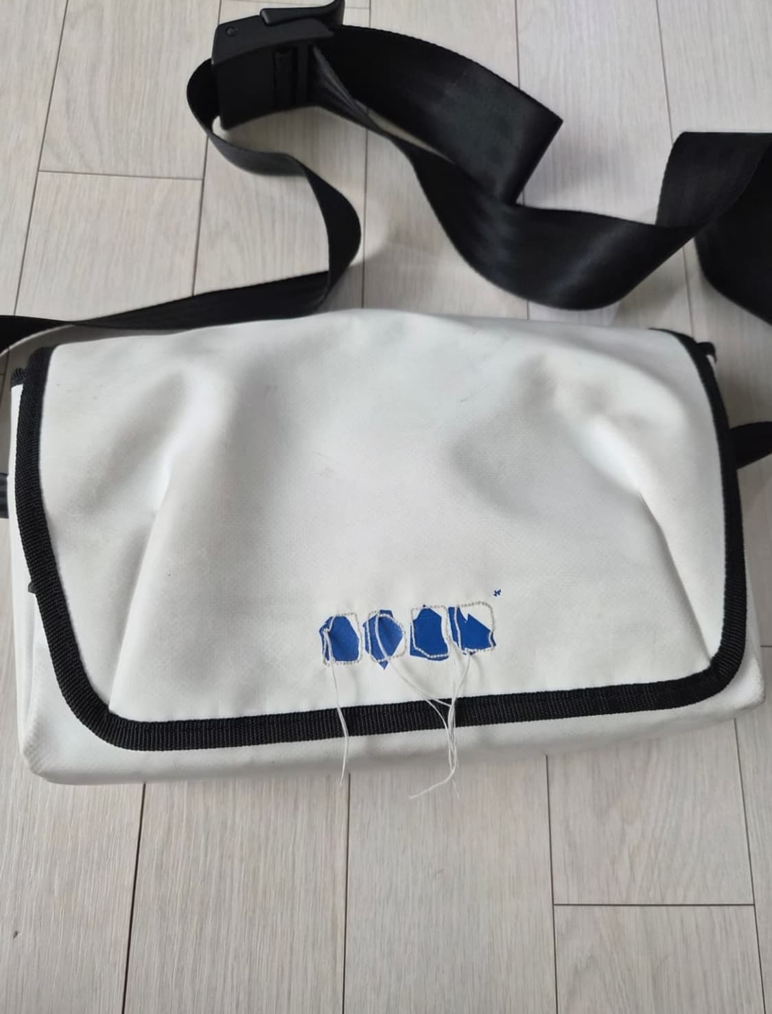 아더에러 트레이스 애드모어 크로스백 화이트 상품이미지2