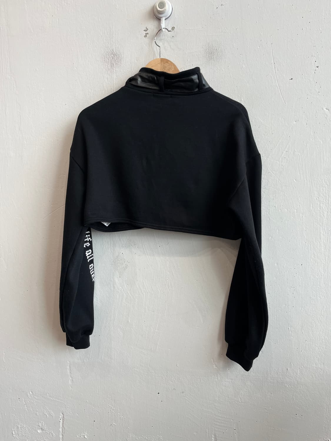 NOEMIE 노에미 락펑크 크롭 반집업 맨투맨 상품이미지3