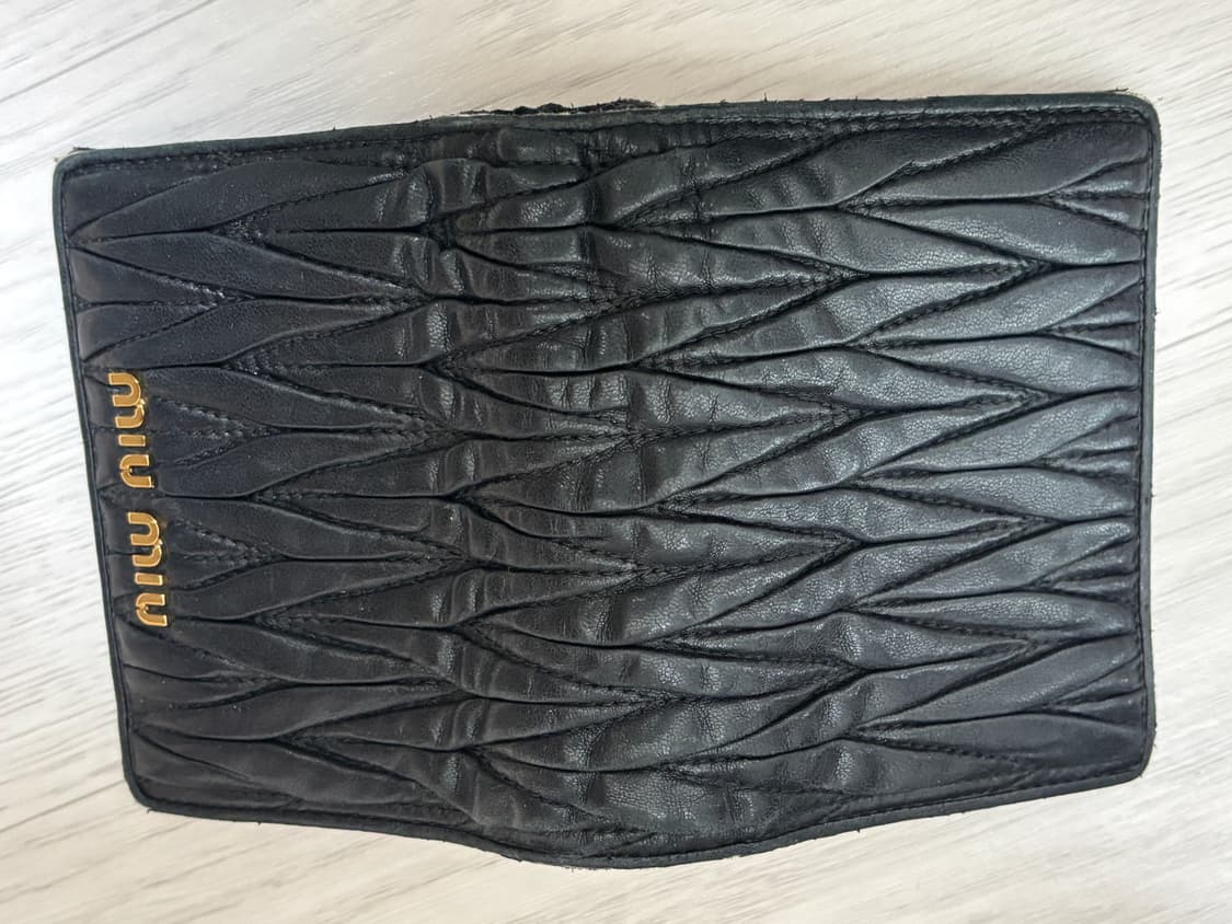 미우미우 마틀라세 포켓 반지갑 블랙 정품 상품이미지2