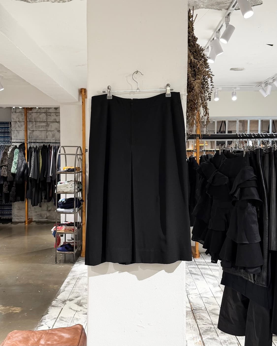 셀린느 블랙 금장 로고 울 미디스커트 상품이미지4