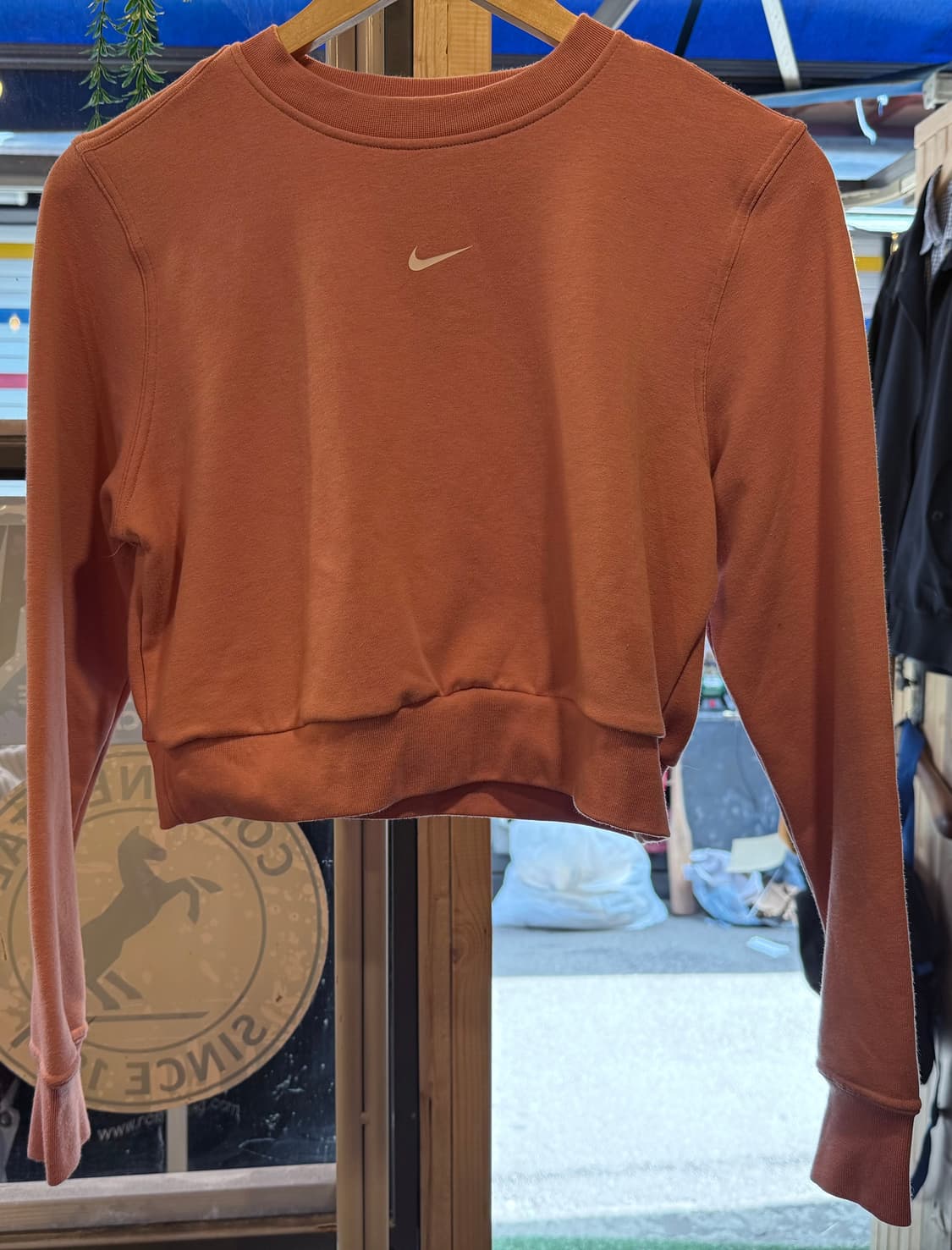 나이키 핑크 크롭 맨투맨 상품이미지1