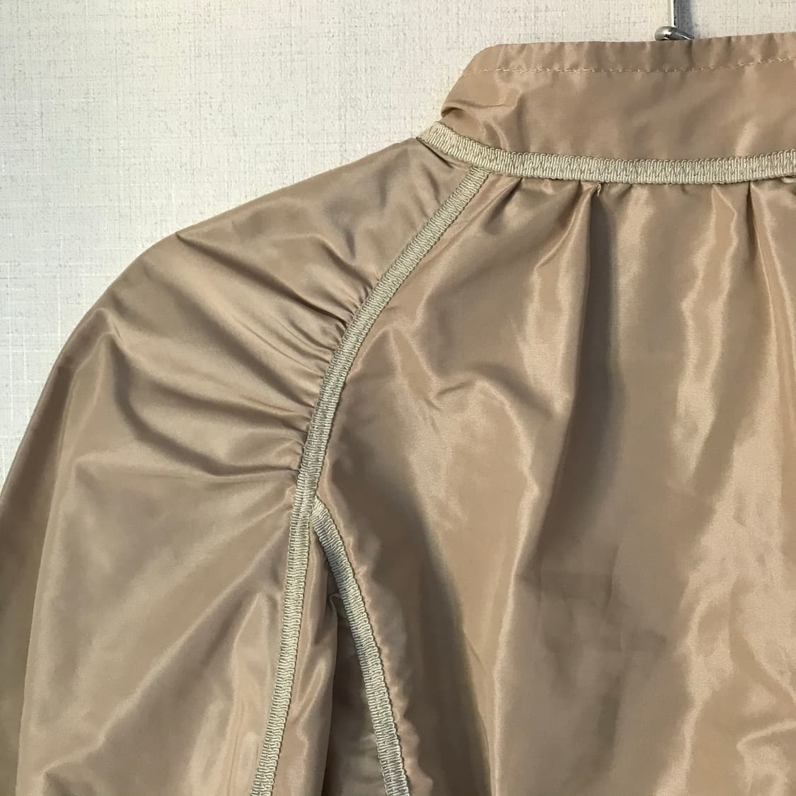 Beige nylon shirred jacket 상품이미지6