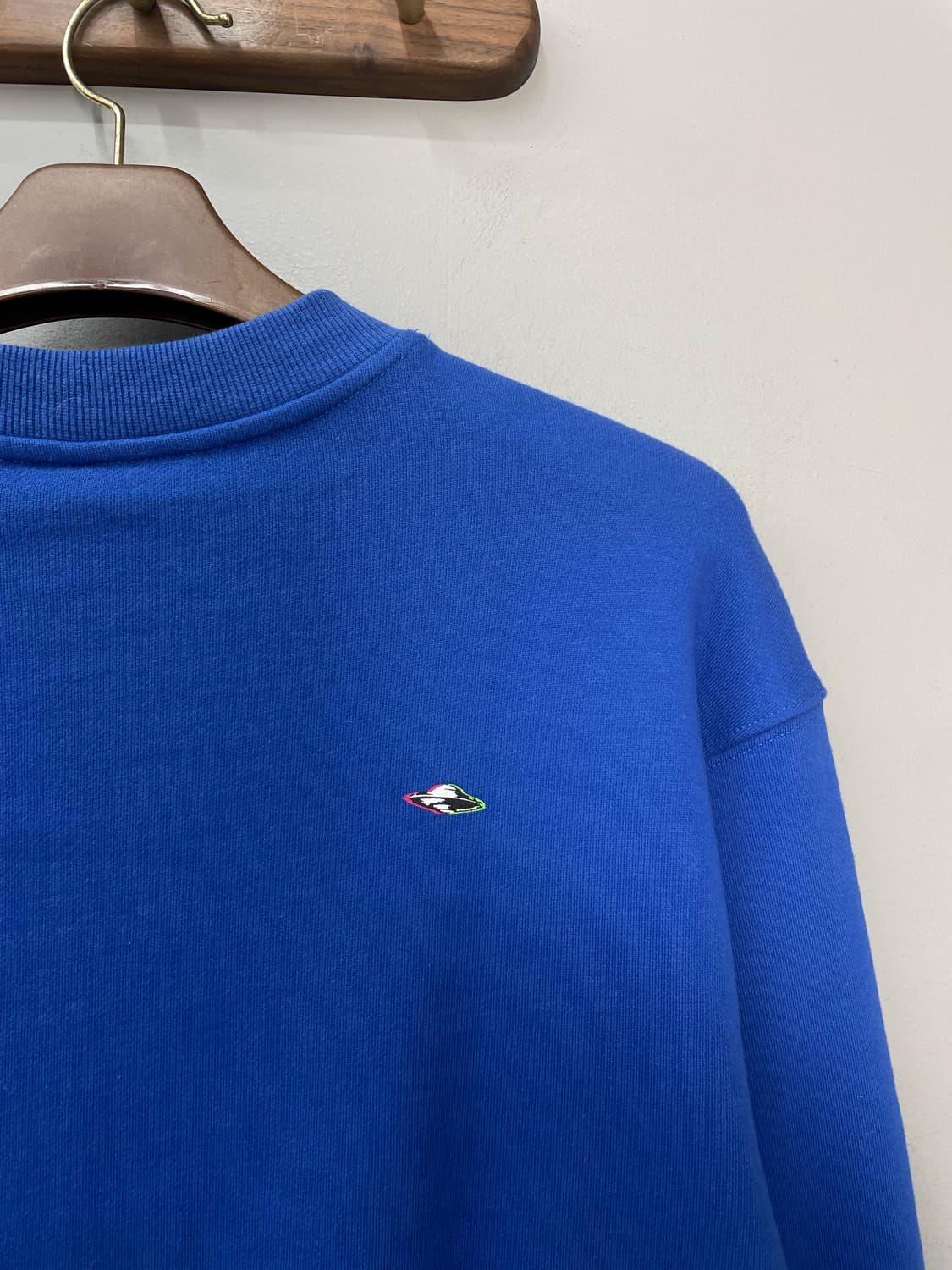 아더에러 블루 패치 맨투맨 H1971 상품이미지6