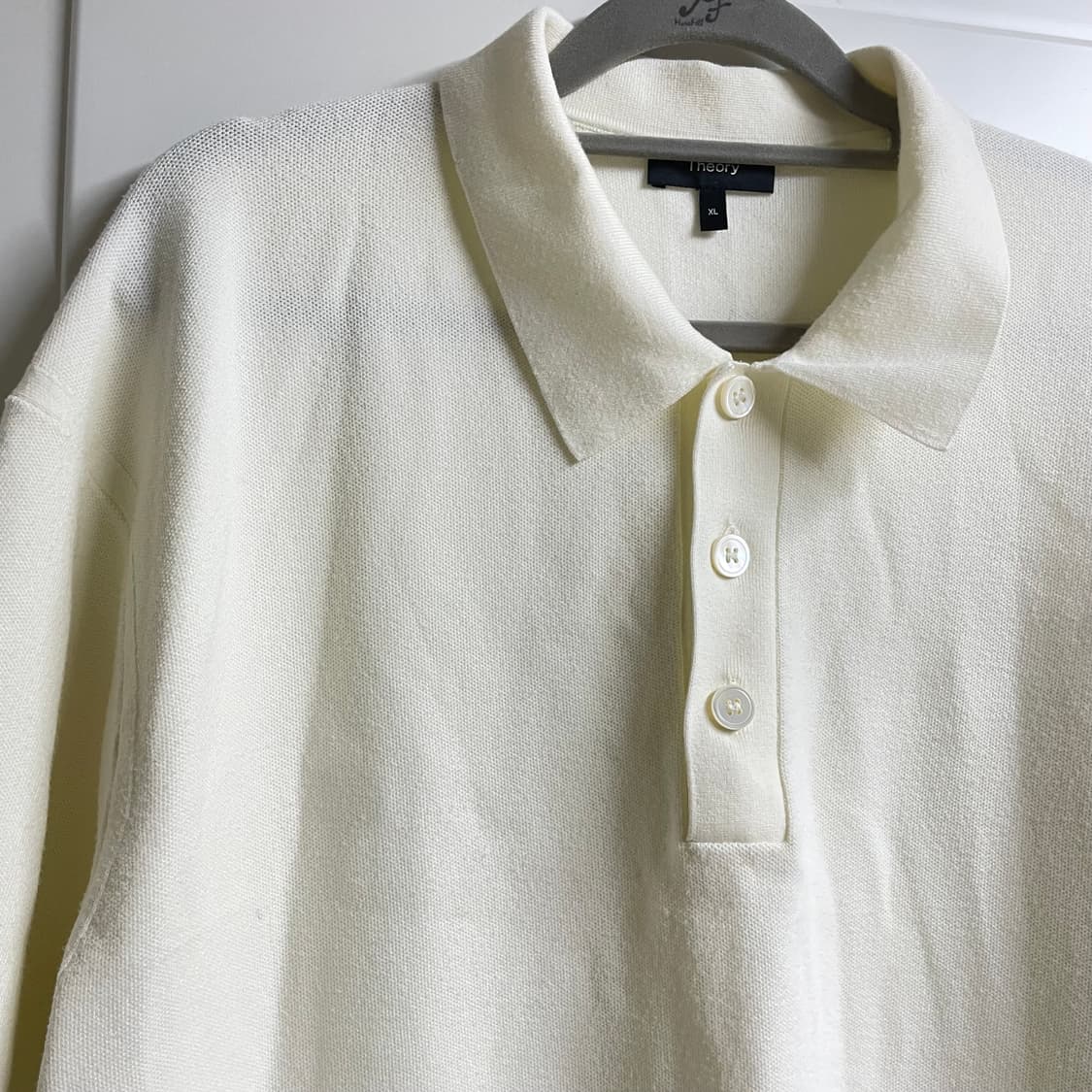 아이보리 색상의 띠어리 반팔 니트 상품이미지4