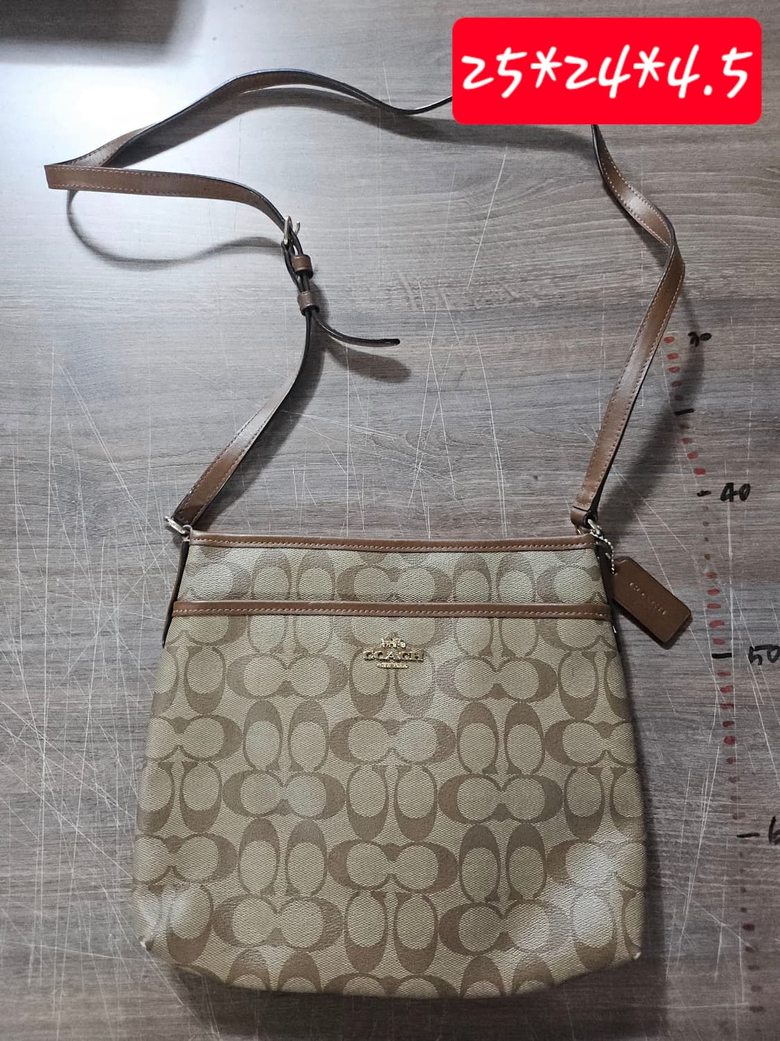 코치 시그니처 크로스백 상품이미지1