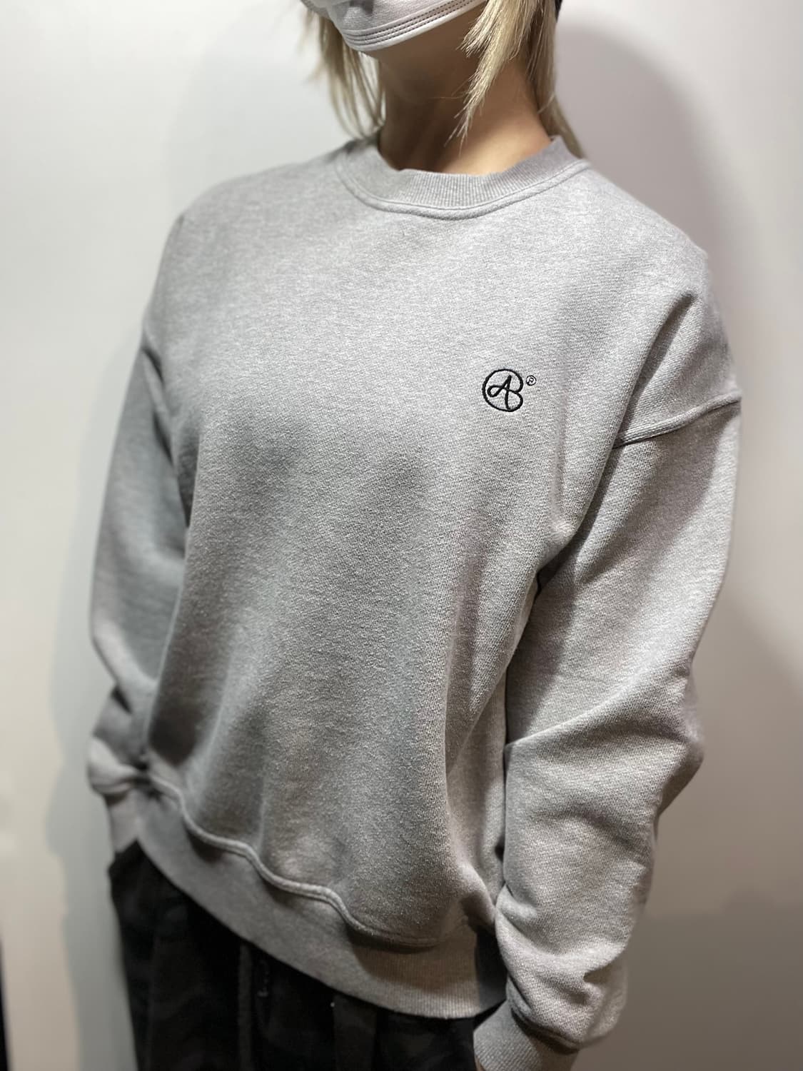 앤더슨벨 그레이 맨투맨 상품이미지1