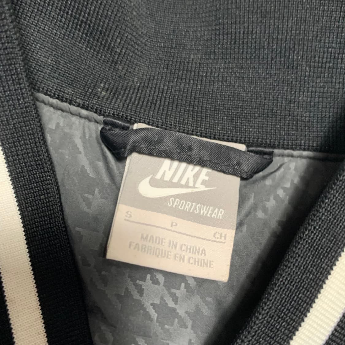 나이키 바시티 사틴 점퍼 상품이미지2