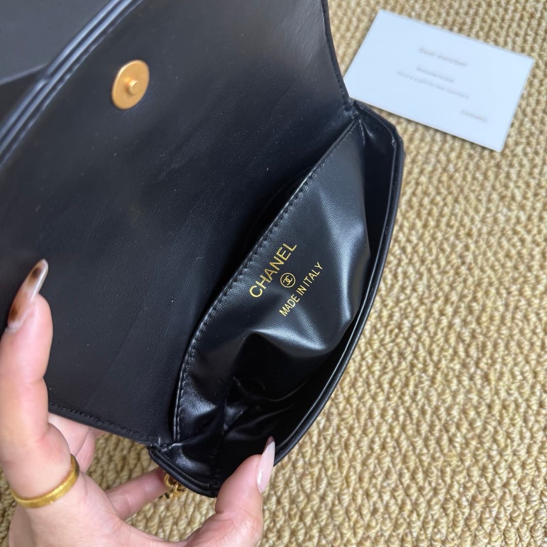 샤넬뷰티 클래식 골든 글로브 새들 백 블랙 리미티드 상품이미지7