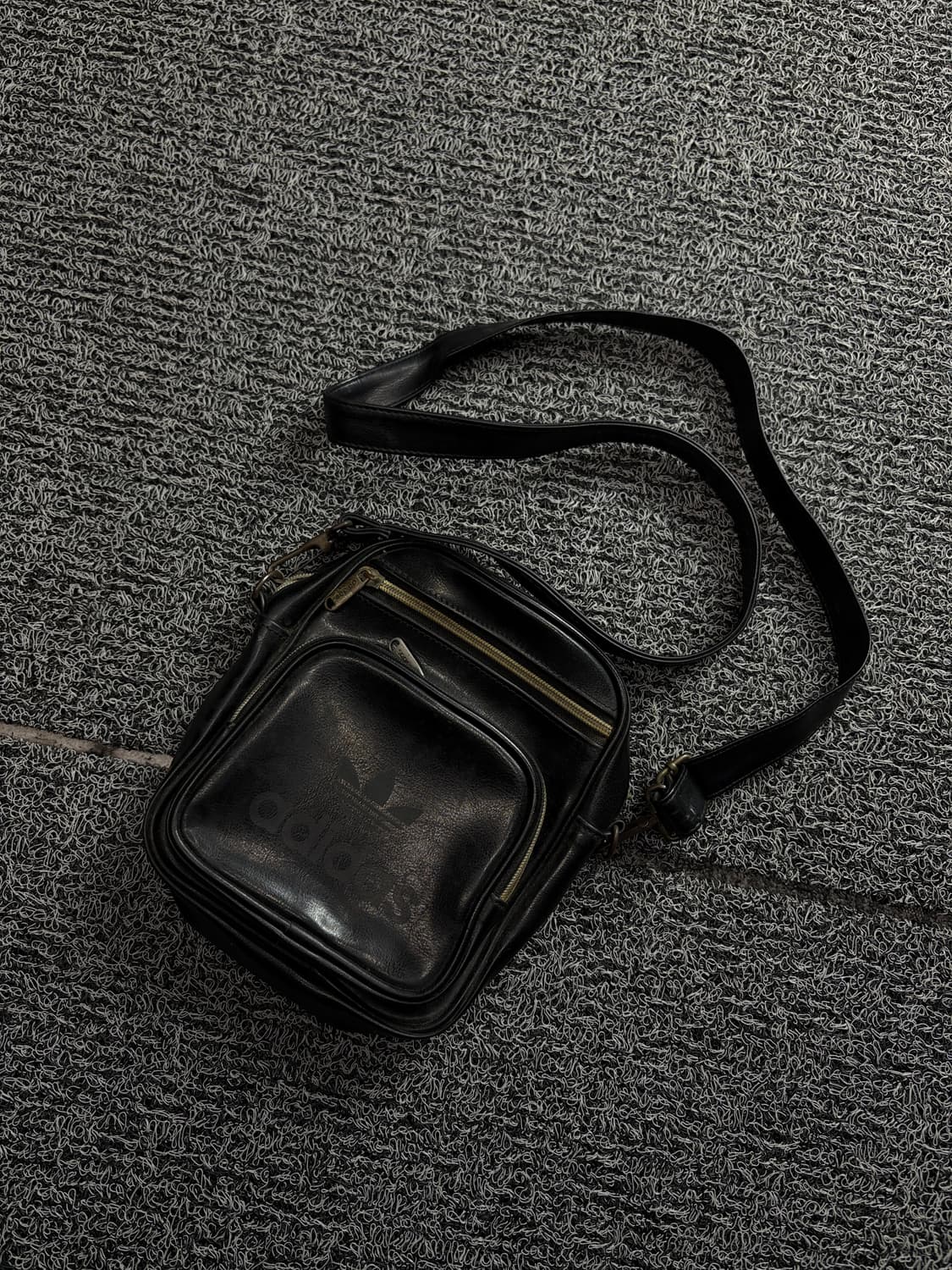 아디다스 일판 빅로고 레더 미니 크로스백 1717 상품이미지1