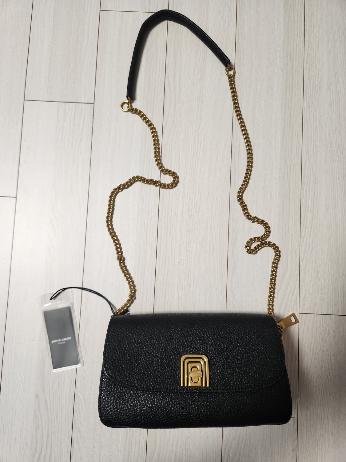 피에르가르뎅 크로스백 체인백 블랙(새상품)

피에르가르뎅 블랙 크로스백  상품이미지3