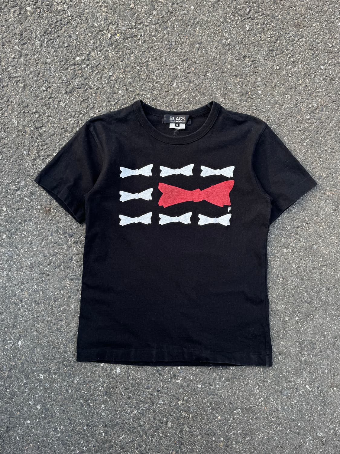 꼼데가르송 블랙 리본 반팔티셔츠  상품이미지2