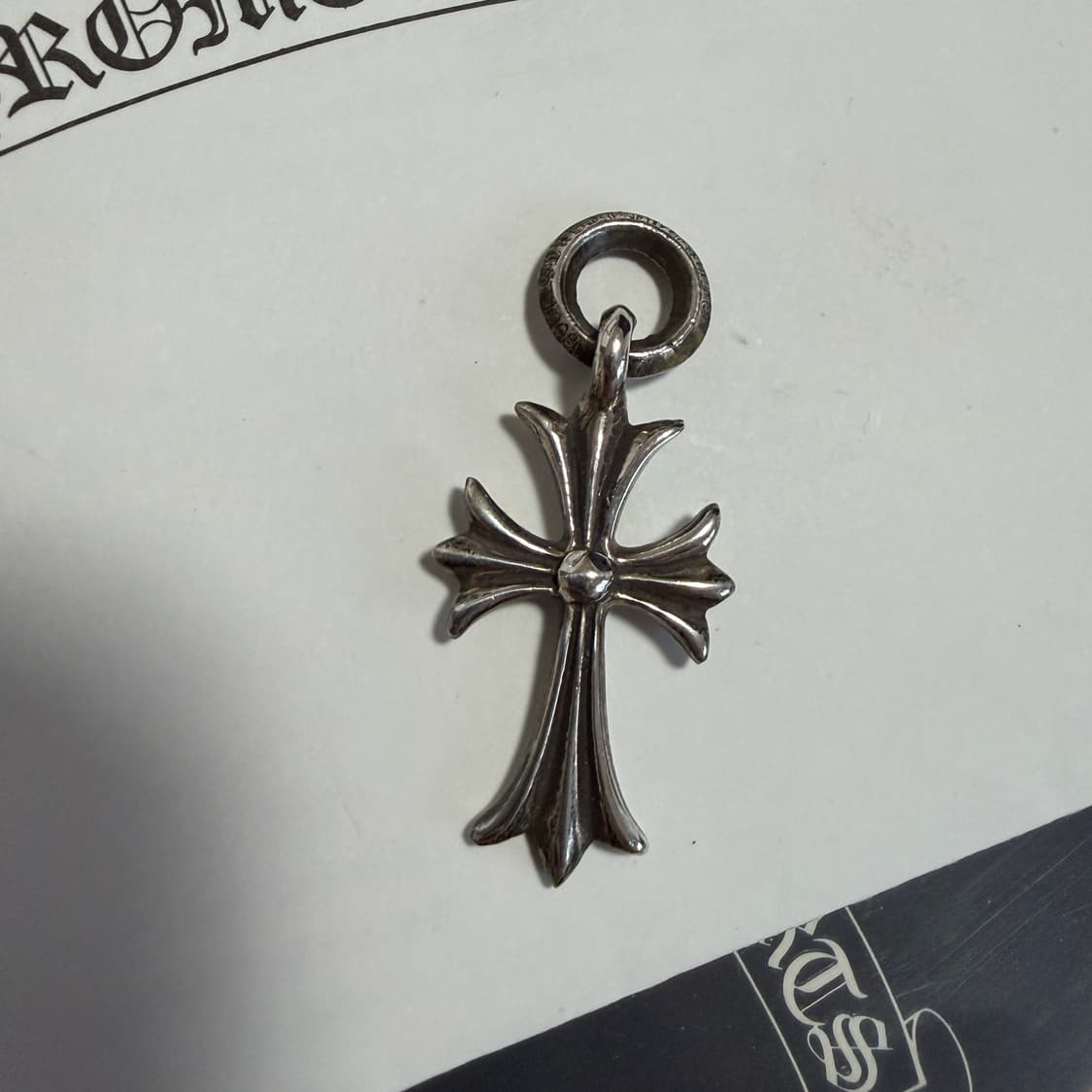 크롬하츠 타이니 크로스 참 상품이미지1