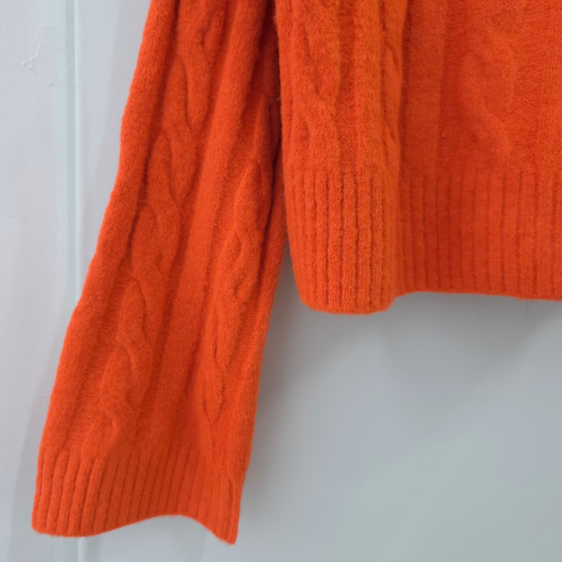 GU 오렌지 크롭 터틀넥 케이블 니트 상품이미지6