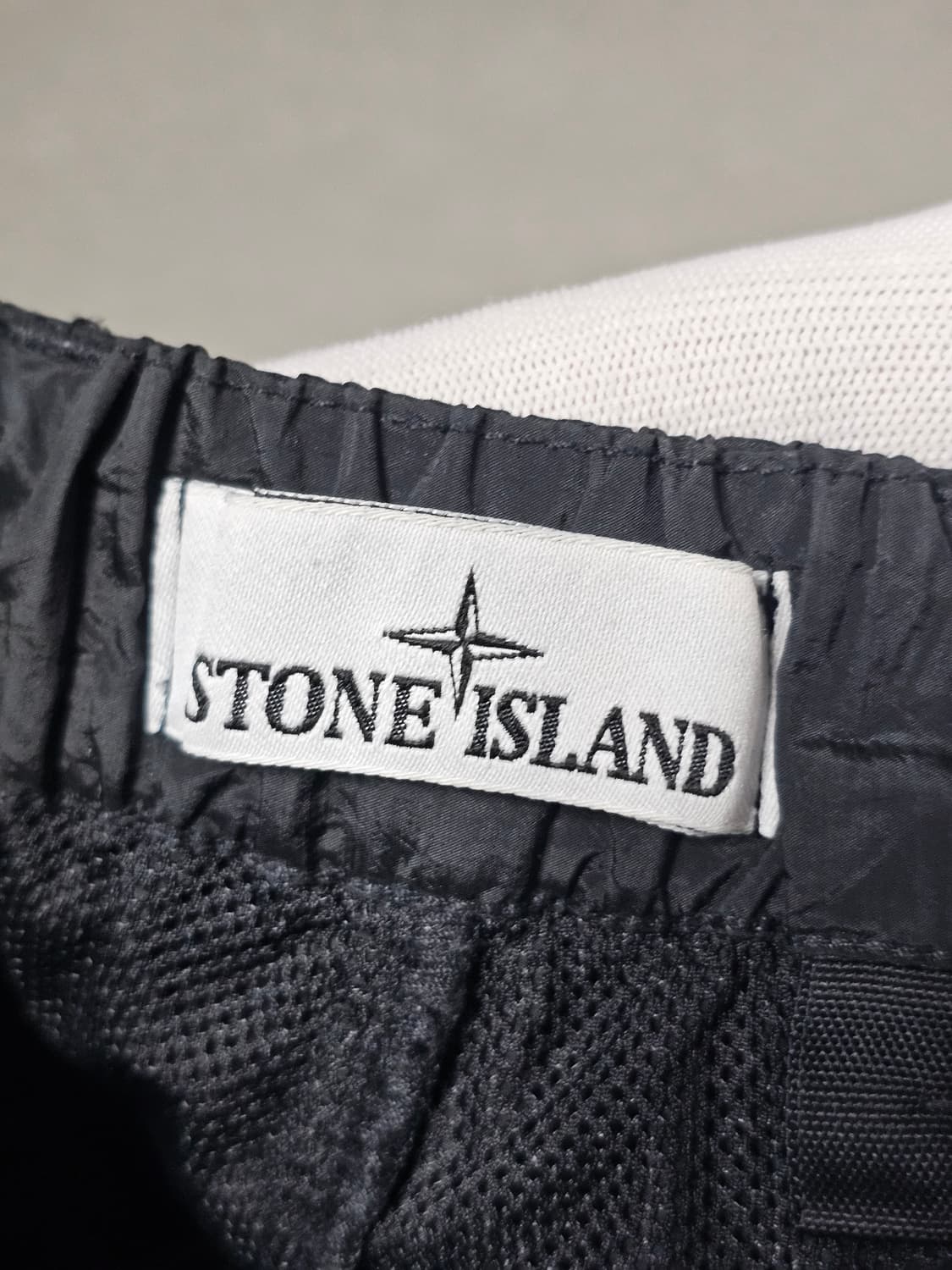 스톤아일랜드 나일론 메탈 지퍼 팬츠 상품이미지3