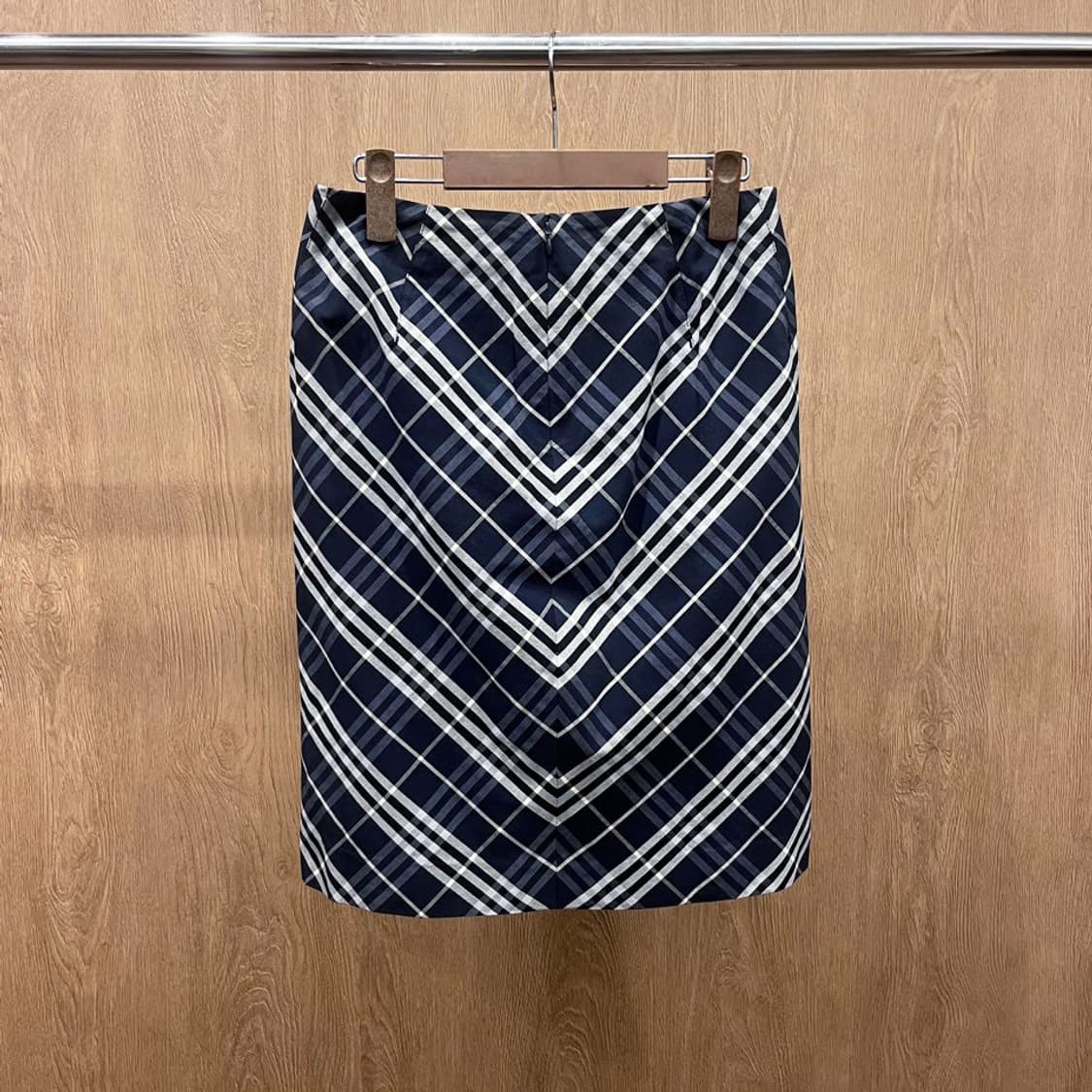 버버리 런던 미디 스커트 배색 체크 패턴 디테일 슬림 H라인 네이비 상품이미지3
