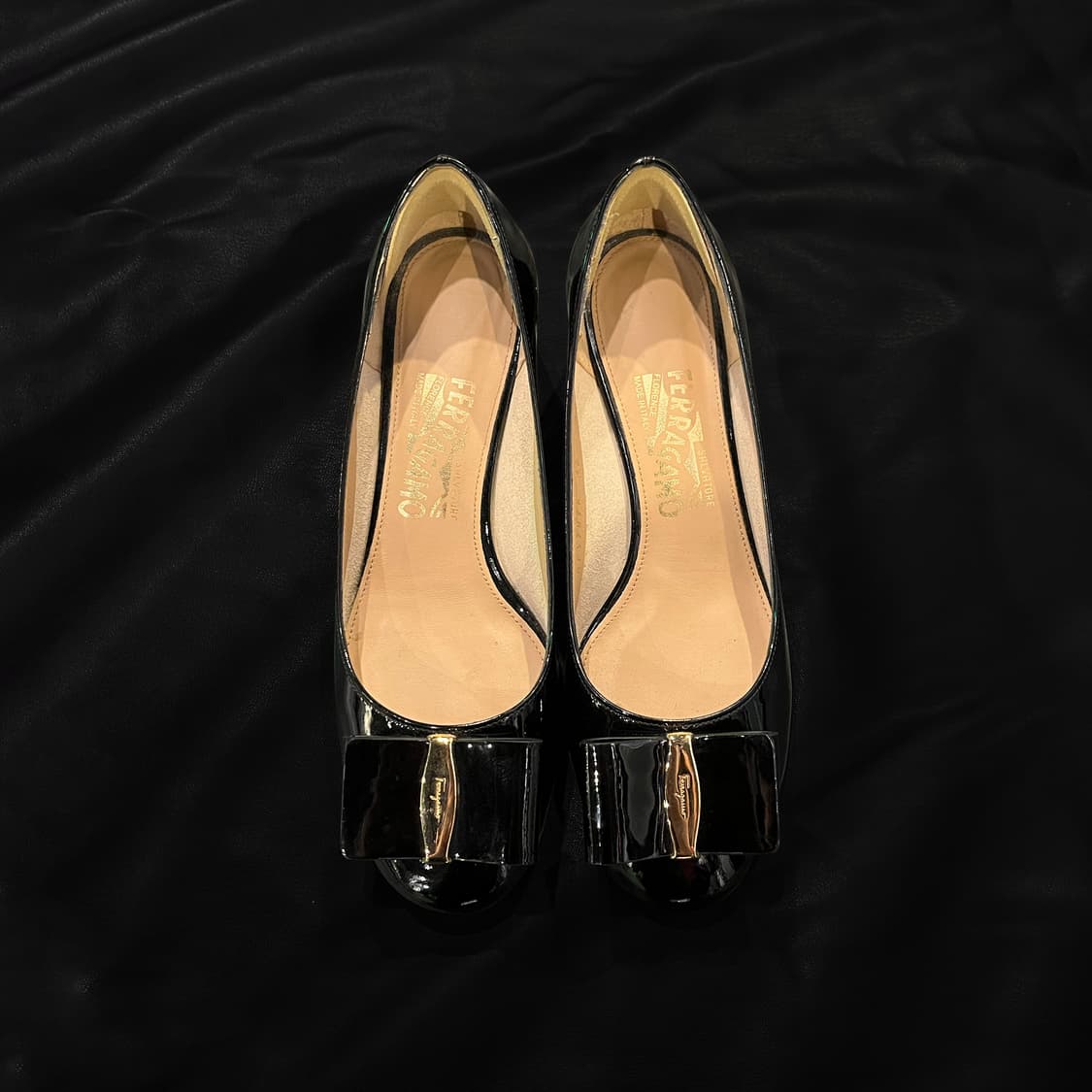 페라가모 바라 블랙 유광 펌프스 상품이미지1