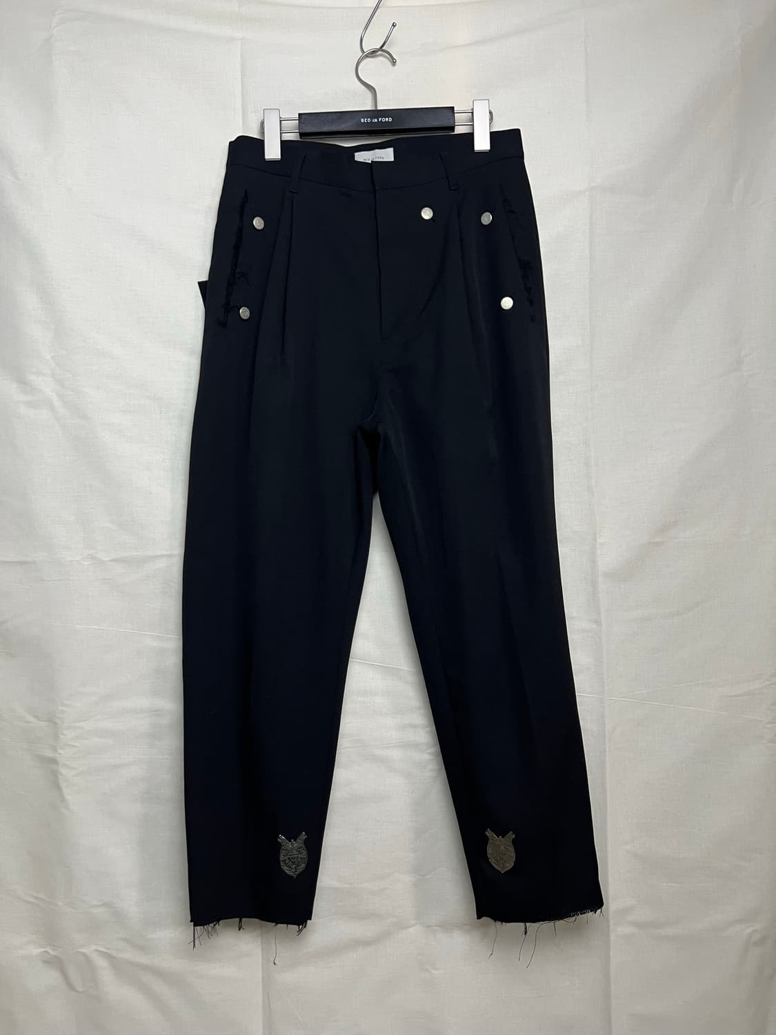 베드jw포드 19SS 실버 브로치 디테일 팬츠 상품이미지1