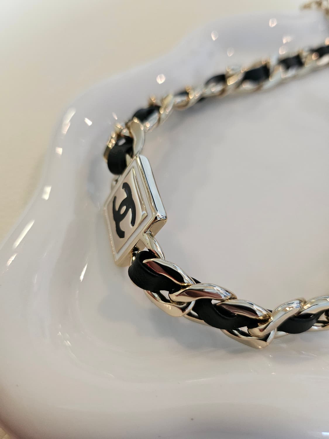 샤넬 CC로고 가죽 초커 목걸이 상품이미지4