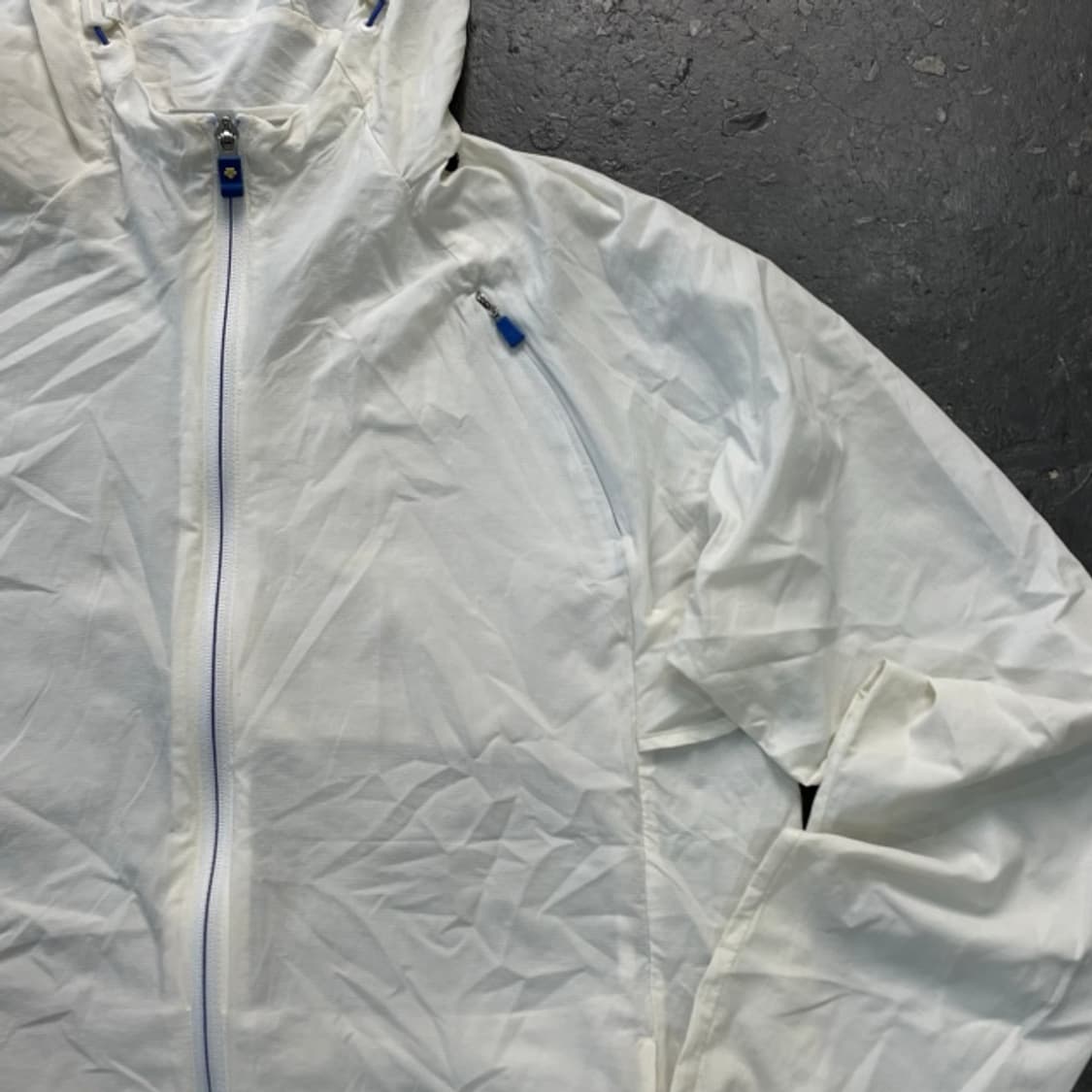 100 데상트 경량 바람막이 상품이미지2