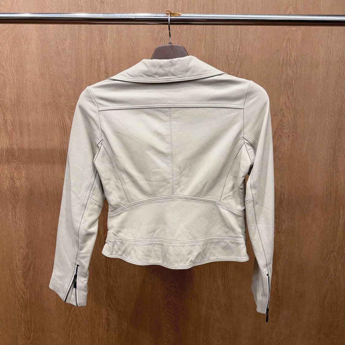 빈티지 슬림핏 레더 라이더 자켓 허리 스트랩 버클 지퍼 디테일 아이보리 상품이미지3