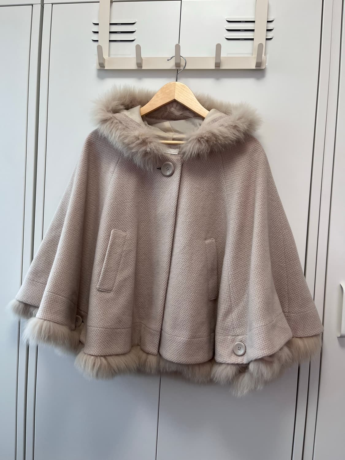 Cara 핑크베이즈 퍼 케이프 코트 상품이미지4