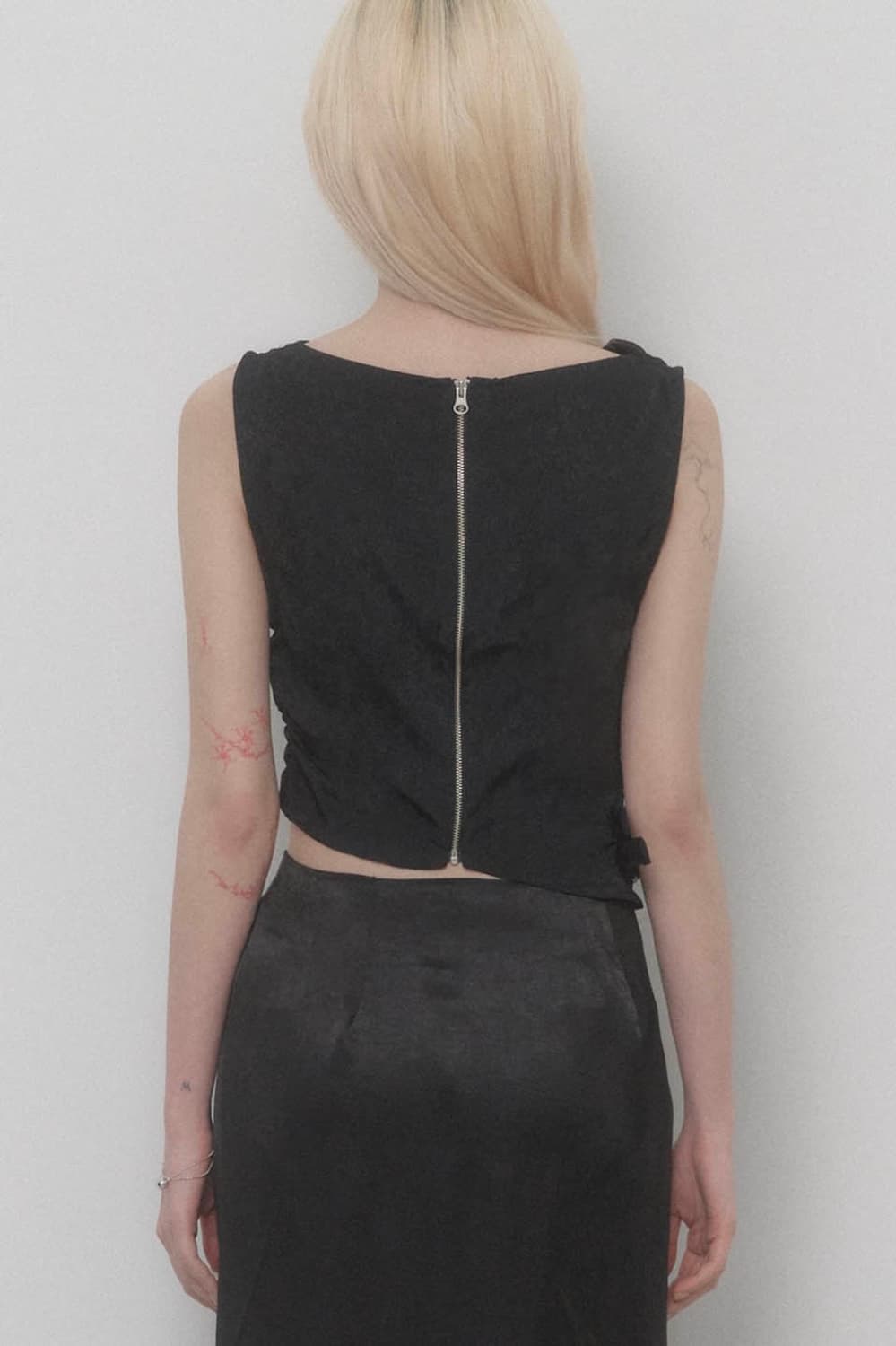 에트오소메 Draped Belt Satin Tank Top (Black) 상품이미지3