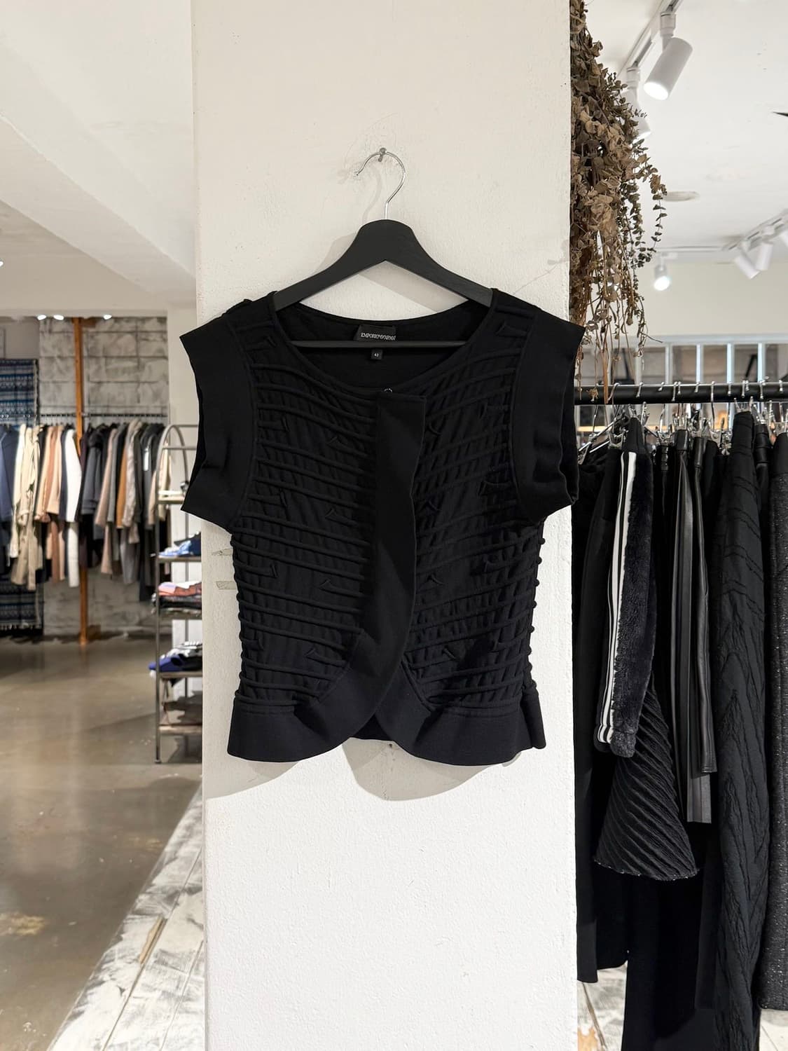 엠포리오 아르마니 블랙 텍스처 립드 베스트 상품이미지1