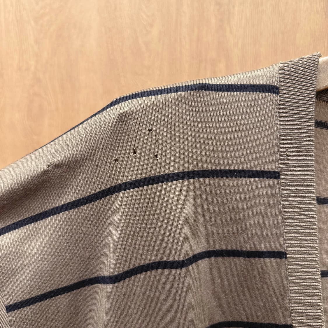 지방시 파리 스트라이프 패턴 브이넥 가디건 골드 버튼 디테일 브라운 상품이미지8