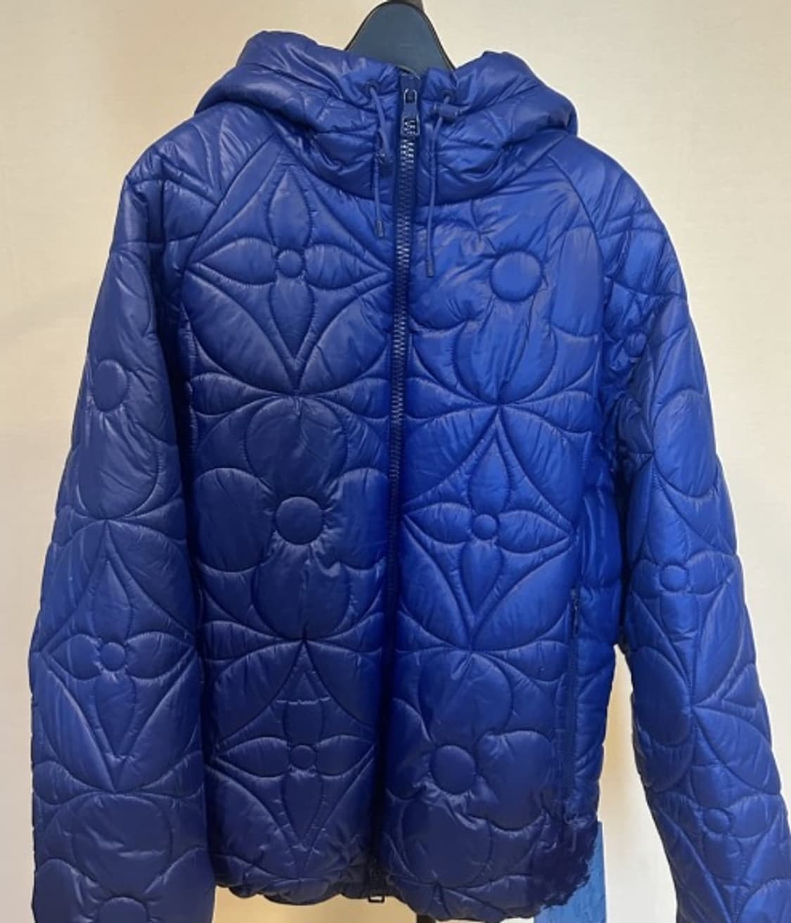 정품] 루이비통 모노그램 플라워 퀼팅 후드 패딩 자켓 로얄 블루 XL 상품이미지1