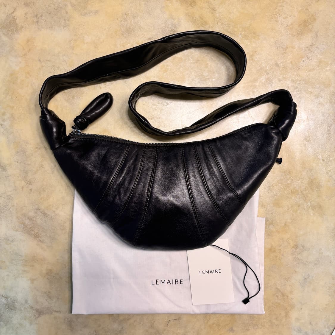 르메르 스몰 크루아상 백 다크 초콜릿 상품이미지1