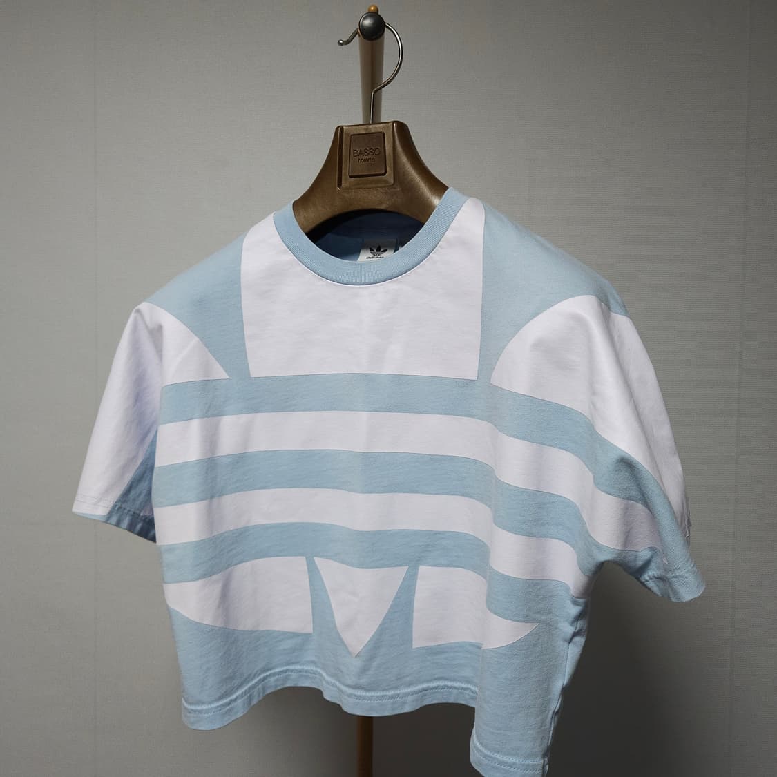 아디다스 여성 빅로고 오버핏 크롭 반팔티 상품이미지3