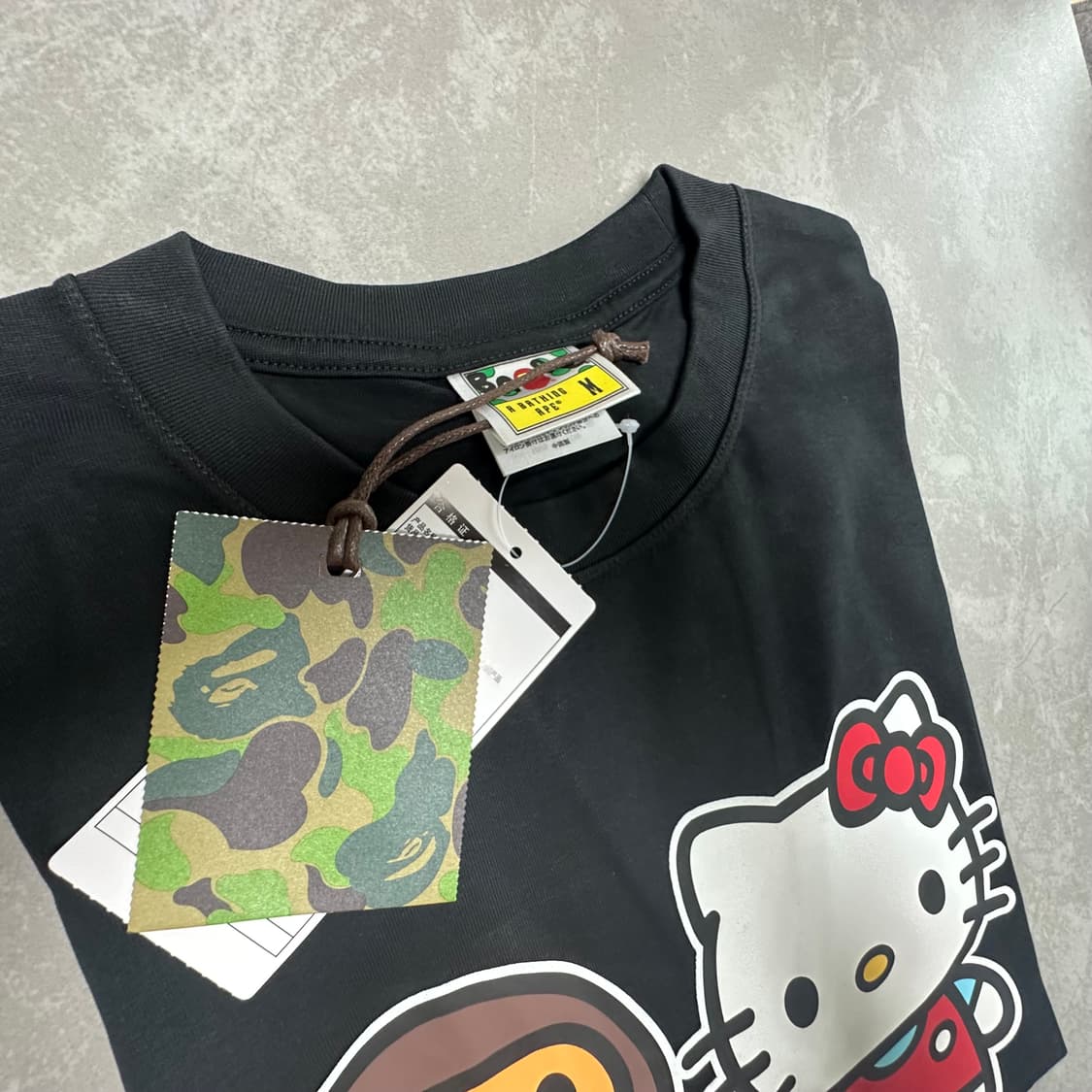 베이프 베이비 마일로 x 헬로 키티 티셔츠 블랙 상품이미지6