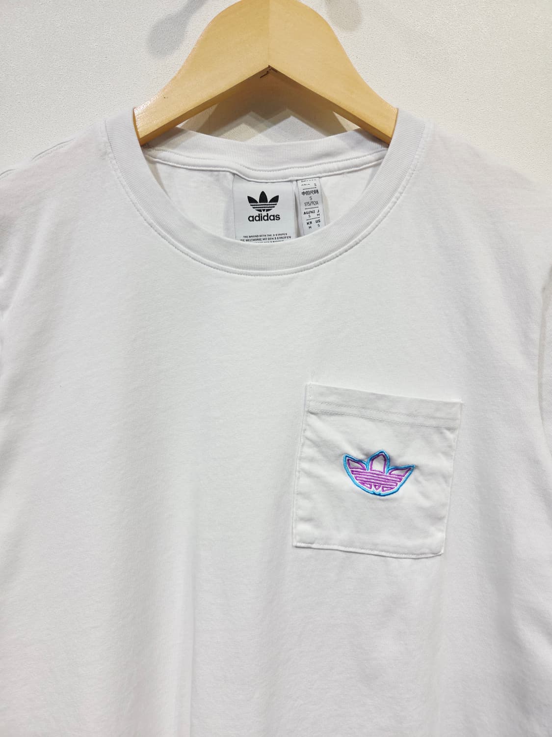 아디다스 오리지널스 네온 라인 빅로고 포켓 반팔 티셔츠 상품이미지3