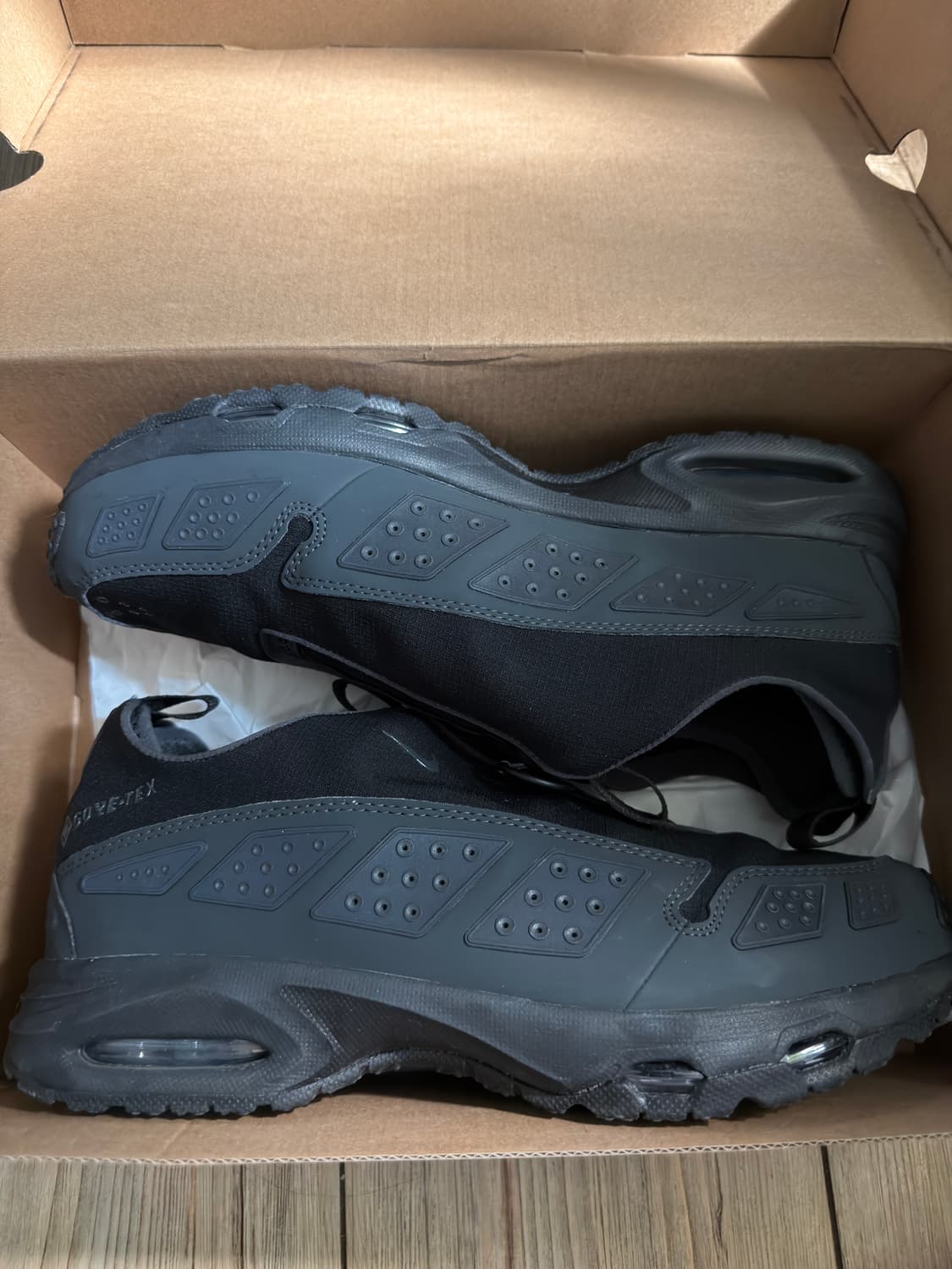 나이키 에어맥스 SNDR 고어텍스 블랙 앤 다크 스모크 그레이 W295 상품이미지1