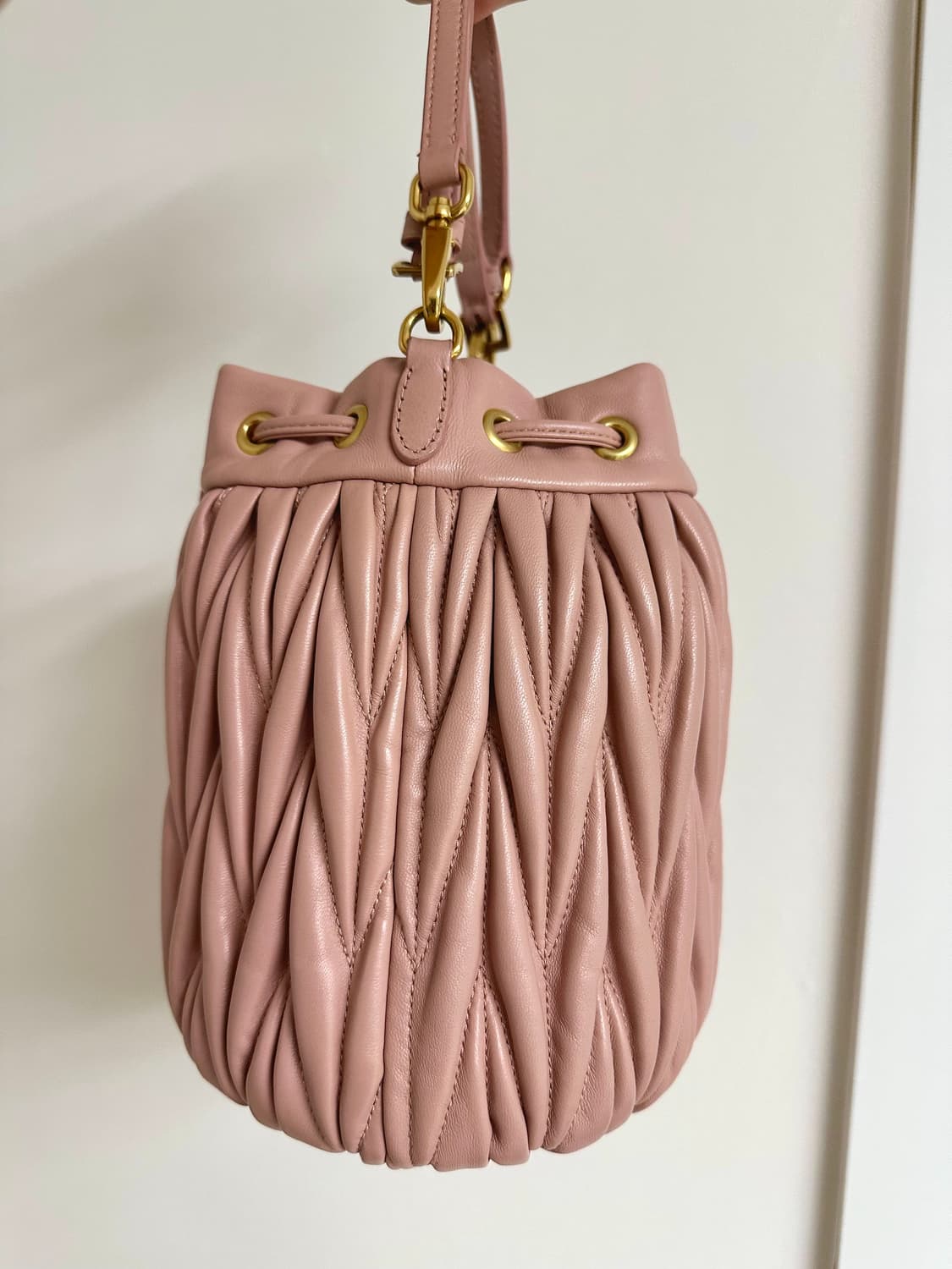 미우미우 마테라쎄 버킷백 핑크 상품이미지5