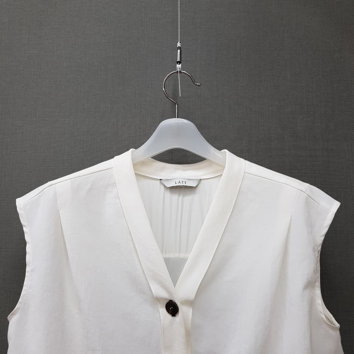 한섬 LATT 2023 브이넥 슬리브리스 블라우스82-94-160사이즈 상품이미지2