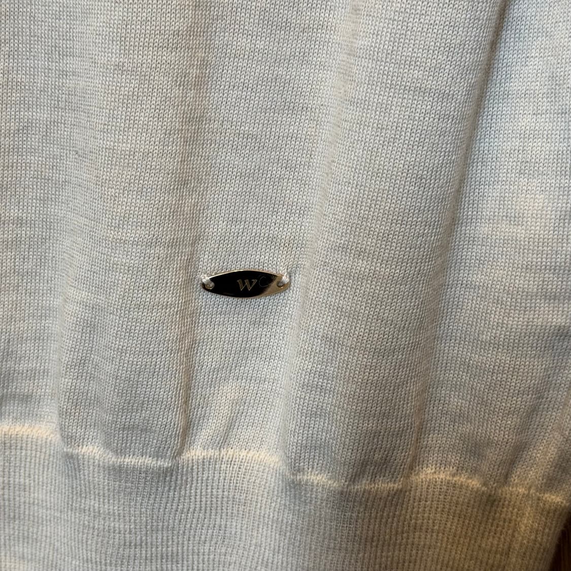 아큐아스큐텀 라운드넥 울 긴팔 니트 가디건 로고 메탈 장식 디테일 베이지 상품이미지5