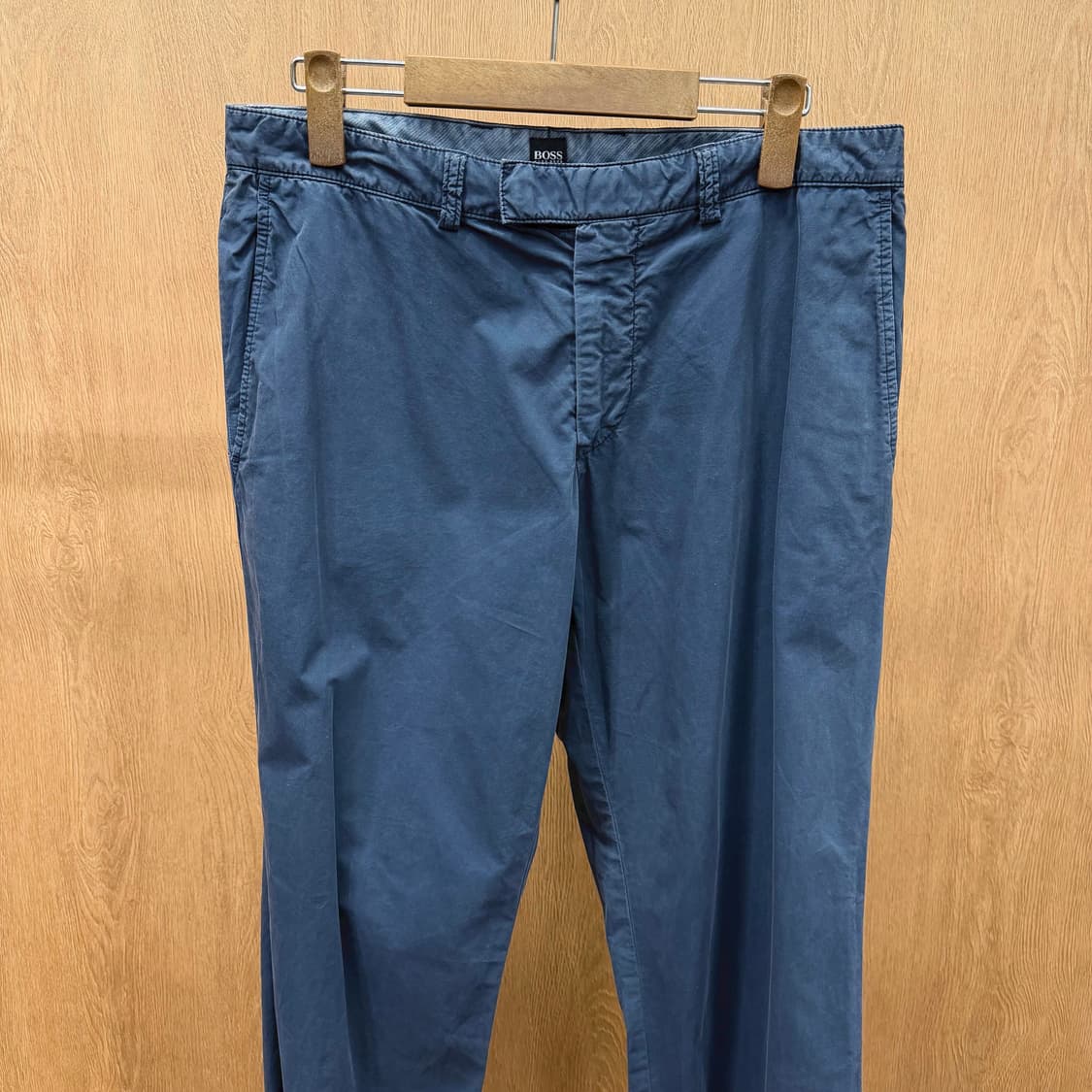 휴고 보스 코튼 트윌 팬츠 백 로고 탭 디테일 스트레이트핏 블루 상품이미지4