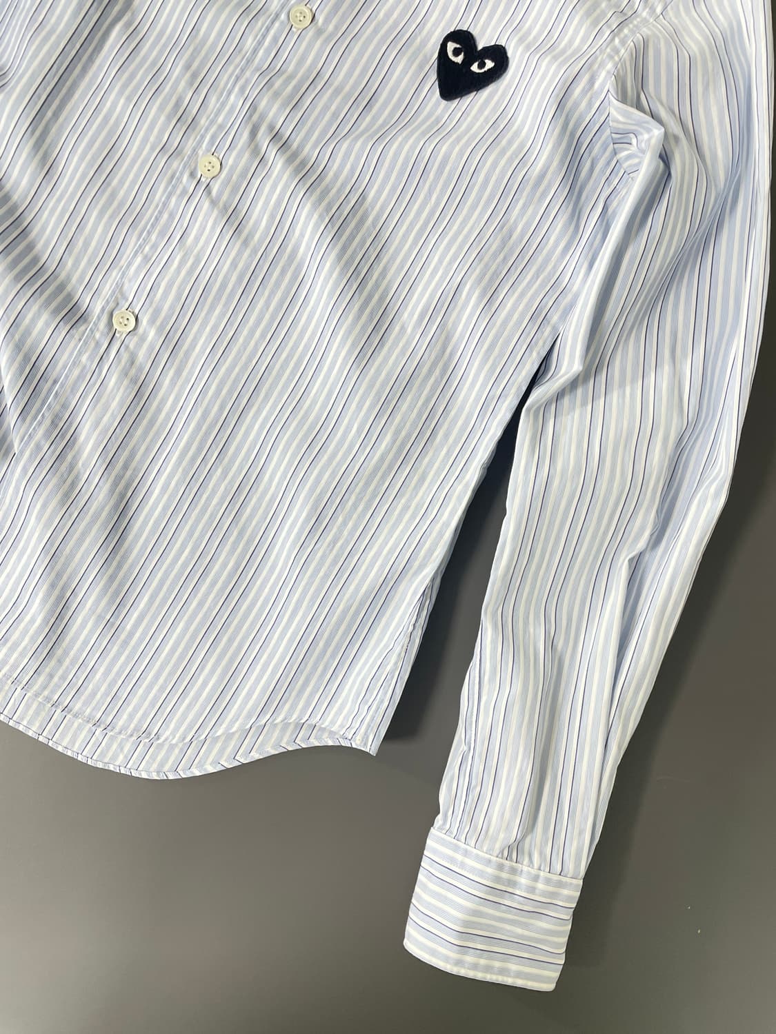 [S] 꼼데가르송 플레이 블랙 하트 와펜 스트라이프 여성 셔츠 상품이미지5