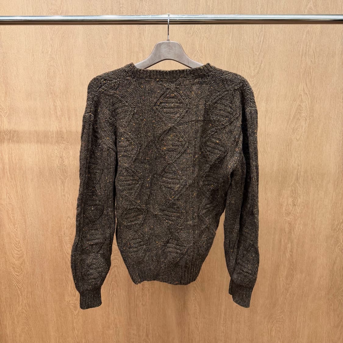 캘빈클라인 라운드넥 긴팔 니트 케이블 패턴 트위드 텍스처 디테일 브라운 상품이미지3