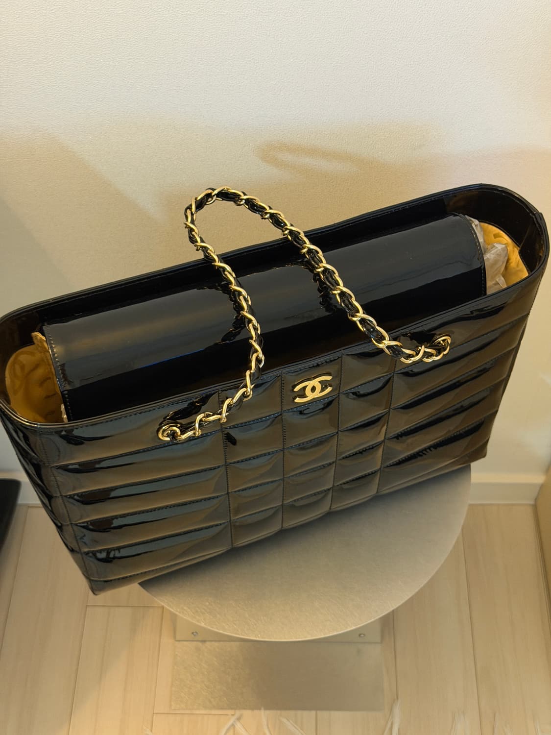 샤넬 블랙 에나멜 토트백 상품이미지1