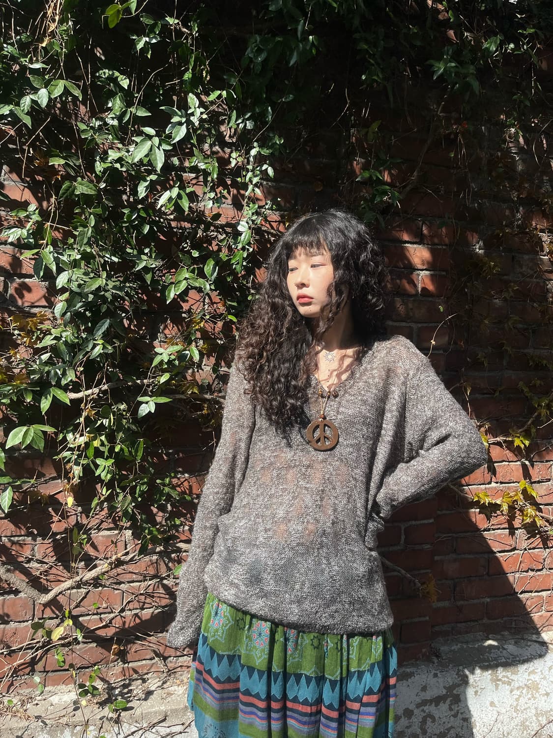 그레이 화이트 그물 브이넥 니트 상품이미지1