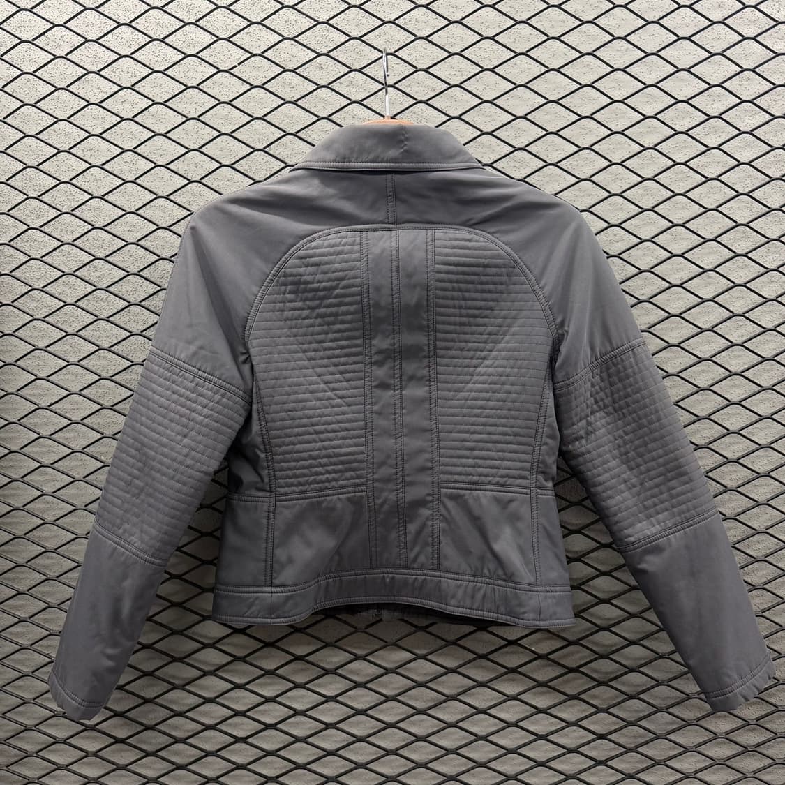 MCM 크롭 캐주얼 퀼티드 자켓 바이커패널 디테일 차콜 상품이미지3