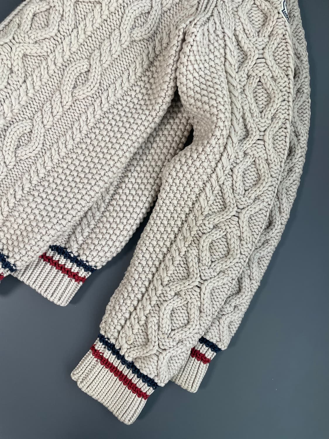 [L] 몽클레어 와펜로고 케티블 꽈배기 니트 가디건 상품이미지6